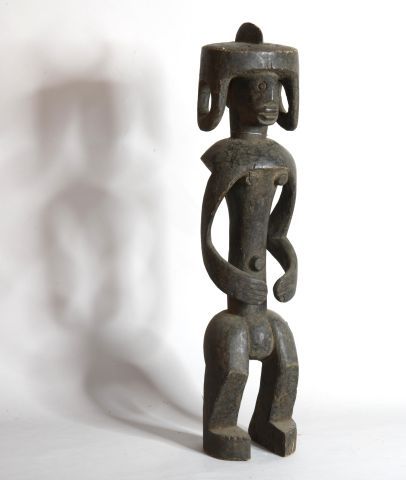 Null NIGERIA 

Statue en bois à patine noire

XXe, dans le style des MUMUYE 

H &hellip;