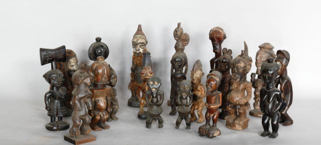 Null CAMEROUN – NIGERIA – CONGO 

Ensemble de 20 statuettes en bois sculpté

(Er&hellip;