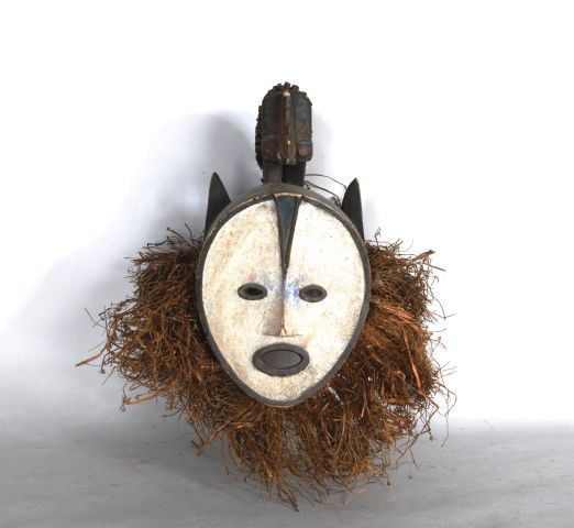 Null NIGERIA 

Masque cimier en bois polychrome et vannerie 

XXe

H : 47 cm