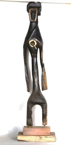 Null NIGERIA 

Statue en bois à patine noire

XXe, dans le style des MUMUYE 

H &hellip;
