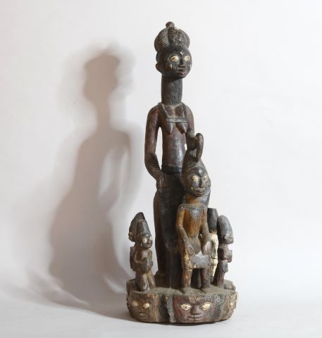 Null 
NIGERIA 

Statue, composition en bois sculpté "à l'enfant roi figurant qua&hellip;
