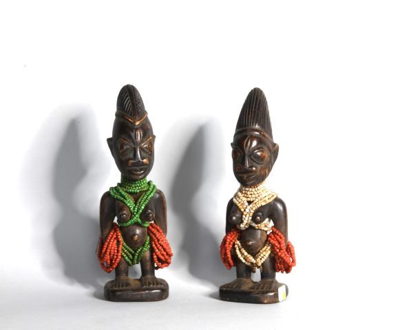 Null NIGERIA 

Paire de statuettes en bois sculpté et perles. 

XXe, dans le sty&hellip;
