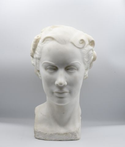 Null F. WILLS (20th)

Portrait of a woman. 

Asymmetrical marble bust. Signed in&hellip;