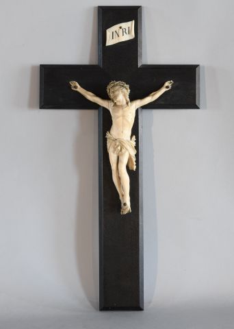 Null Christ en croix en ivoire, croix en bois noirci.

Plaque en métal, au dos d&hellip;