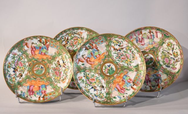 Null 中国 19世纪末-20世纪初

四个广东瓷盘，装饰着储备的字符。

D: 21,5 cm

三个青花瓷盘。D: 16 cm (烧制缺陷)