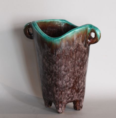 Null 协调人。茄子色和绿色陶瓷的菱形截面花瓶，四脚，两个小把手，签名为Accolay

高：26厘米

(对颈部的修复)