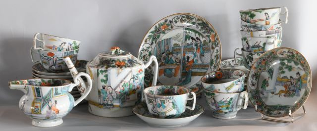 Null 中国 19世纪末-20世纪初

一套广东瓷器茶具，中央有宫廷场景的多色和金色装饰，翅膀上有储备的鸟，边缘有花卉图案。它包括：十个杯子，十一个碟子，八个&hellip;