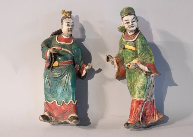 Null 中国。

一对唐代风格的釉面陶瓷贵族

高：24和24.5厘米

(有些事故和遗失的碎片)