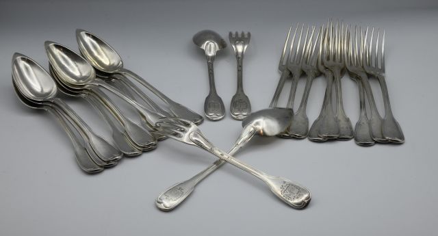 Null 一套11个银质餐具和一个相同型号的勺子，有锉刀的轮廓图案，在铲子的背面有纹章的装饰。

老人头印记（1819-1839年

金匠大师的印记 "C.L.&hellip;