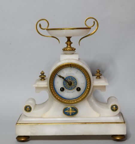 Null Uhr aus Alabaster und vergoldeter Bronze auf vier Kreiselfüßen, mit kleinen&hellip;