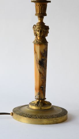 Null Candlestick mounted for electricity in gilt bronze, the marble shaft, surmo&hellip;