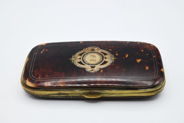 Null 玳瑁壳，有格子装饰和珍珠母镶嵌形成的中央卡口，刻有图案。

19世纪晚期

(有些轻微磨损)