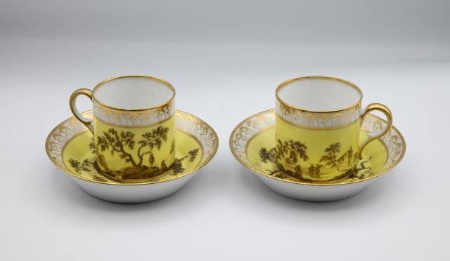Null PARIS. Pair of porcelain litron cups, decorated in sepia cameo with animate&hellip;