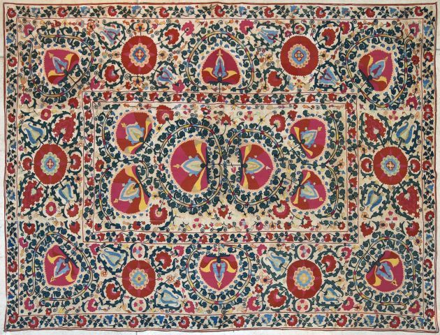 Null 
Suzani Shakhrisyabz绣品 西南乌兹别克斯坦 中亚时期 1850/1875年
尺寸：238 x 164 cm


宽大的边框展示了六&hellip;