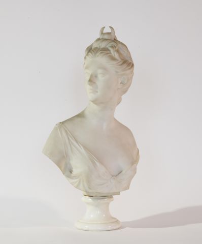 Null 
*Dopo HOUDON; Busto di Diana cacciatrice in marmo. XIX secolo

H senza la &hellip;