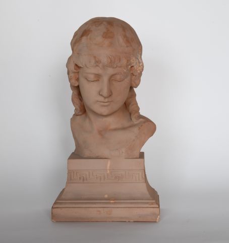 Null Marguerite MONOT

年轻的希腊妇女

秦始皇陵博物院的半身雕像，基座上有希腊浮雕。

在底座的一侧有空心签名。

高：47厘米

(一&hellip;