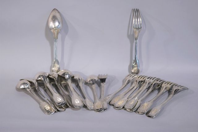 Null 一套由12件银质餐具组成的轮廓锉刀模型，在铲子的背面有一个纹章装饰。

米纳瓦印记（1838年后）为10把勺子和9把叉子。

其他上有老人头印记（18&hellip;