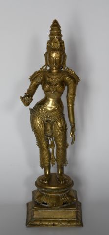 Null 印度 20世纪。站着的帕瓦蒂。

重要的青铜雕像，带有金色的铜锈。

描绘的是微微扭动的身躯，站在莲花底座上，装饰丰富，衣着得体。

高度：82厘米