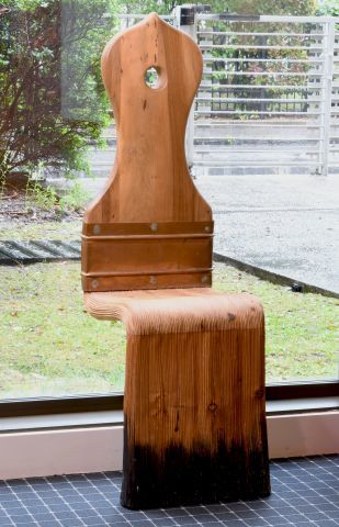Null Livio de MARCHI (生于1943年)

可以靠着的椅子雕塑

金属，木雕，模仿画笔的方式上色。

未签署

高：114厘米；宽：35厘米&hellip;