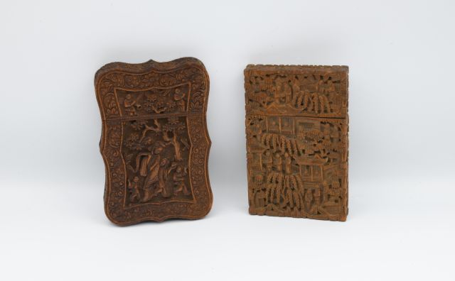 Null 
中国 20世纪。两个精雕细琢的小木箱，一个是宫廷场景，另一个是花园里的圣人。




11 x 7厘米和11 x 7.5厘米

(一个角上有一个小缺&hellip;