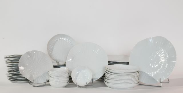 Null 白色利摩日瓷器晚餐服务的一部分，有轮廓的边缘和浮雕的辐射图案，包括：12个大盘（直径：31厘米），10个盘子（直径：27厘米），17个盘子（直径：22&hellip;