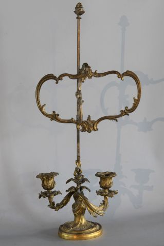 Null 一个有两盏灯和一个可调节的屏风的木制烛台，上面有rocaille叶子的装饰。

19世纪，路易十五风格

高（总）：54厘米