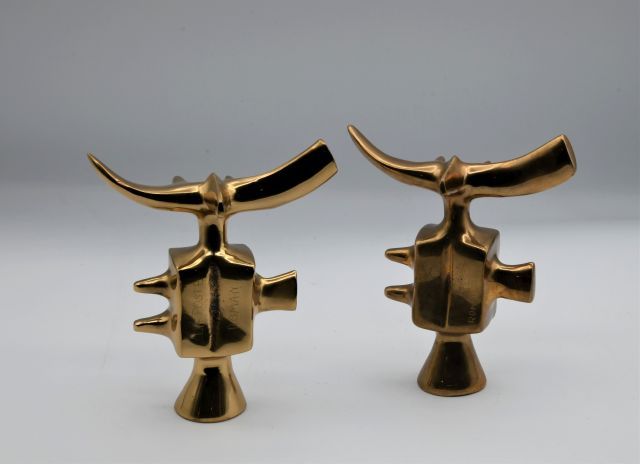 Null 维克多-罗曼（1937-1995）。

数字

两件双金和铜锈的青铜证明

签名

一个刻有 "La poste"。

高：15厘米



顾问：Pi&hellip;