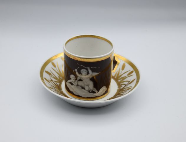 Null PARÍS. Taza y platillo de porcelana decorados en camafeo gris con putti de &hellip;