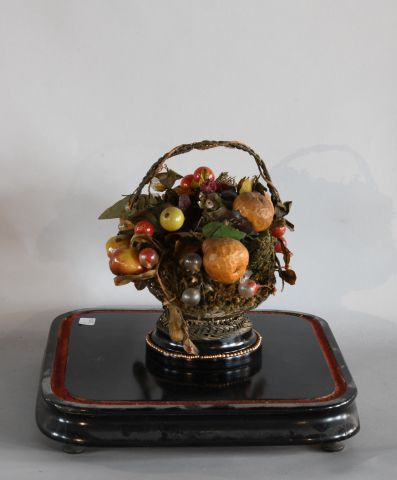 Null 银色编织的篮子里有模拟的水果，在一个地球仪下。

19世纪中期。

(损坏的地球)

篮子：高：18厘米