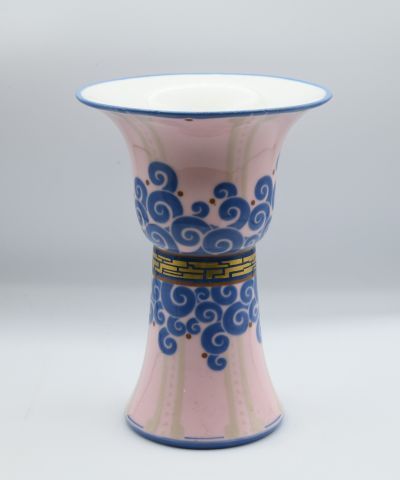 Null Manufacture Nationale de Sèvres. 

Vase cornet en porcelaine à décor polych&hellip;