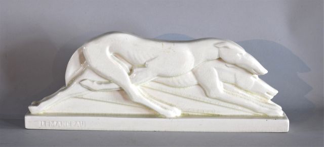 Null 查尔斯-莱芒索（1905 - 1980）。

几只灰狗

有裂纹的白釉陶器组

在露台上签名

15,5 x 43 cm