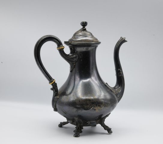 Null Silver teapot with palmettes design.

Minerva hallmark

Gross weight : 580,&hellip;