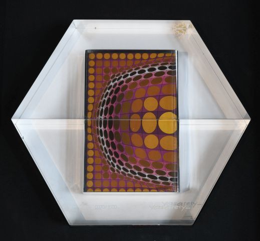 Null 维克托-瓦萨里（1906-1997）。六角形。

有机玻璃雕塑，包含艺术家的四件小作品，签名并编号为370/1500

26 x 30厘米

(划痕)&hellip;