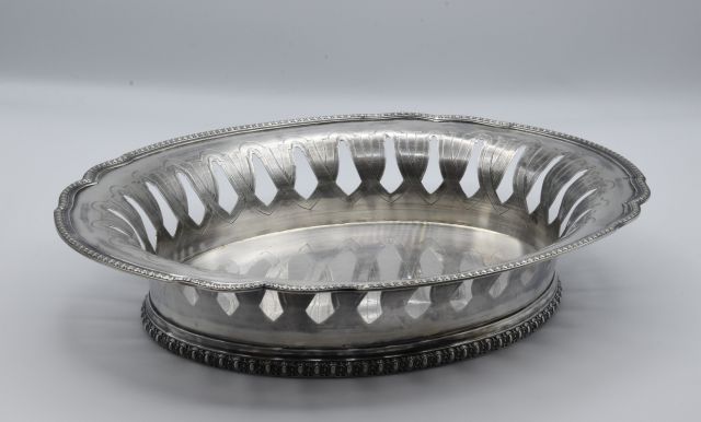 Null Ovaler Korb aus durchbrochenem Silber, verziert mit Ovenfriesen und Interla&hellip;