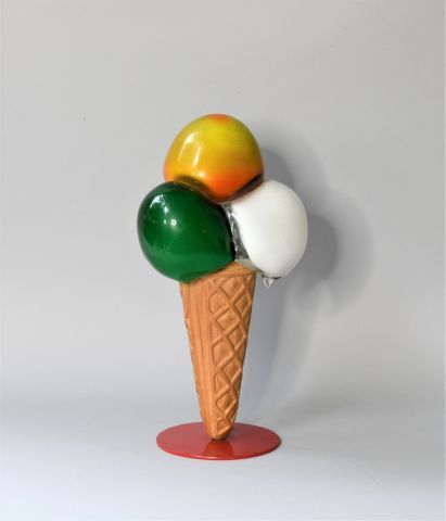 Null 利维奥-德-马尔基（生于1943年

冰锥

木质雕塑和彩色穆拉诺玻璃放置在一个圆形的红色漆面底座上。

未签署。

高：30厘米

(缺漆)

被称&hellip;