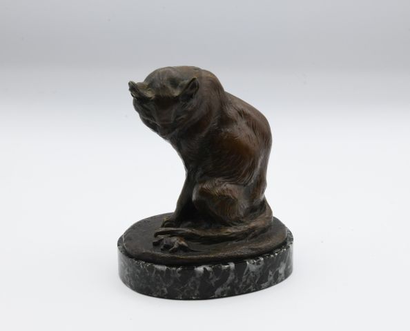 Null 夏尔-皮耶特 (1871-1937)

猫和老鼠坐在一起。

带有棕色铜锈的青铜证明，签名，置于海绿色大理石底座上。

高（含底座）：10厘米