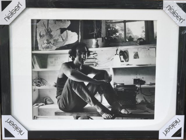 Null André VILLERS (1930-2016). Portrait de Serge Rezvani dans son atelier, à la&hellip;
