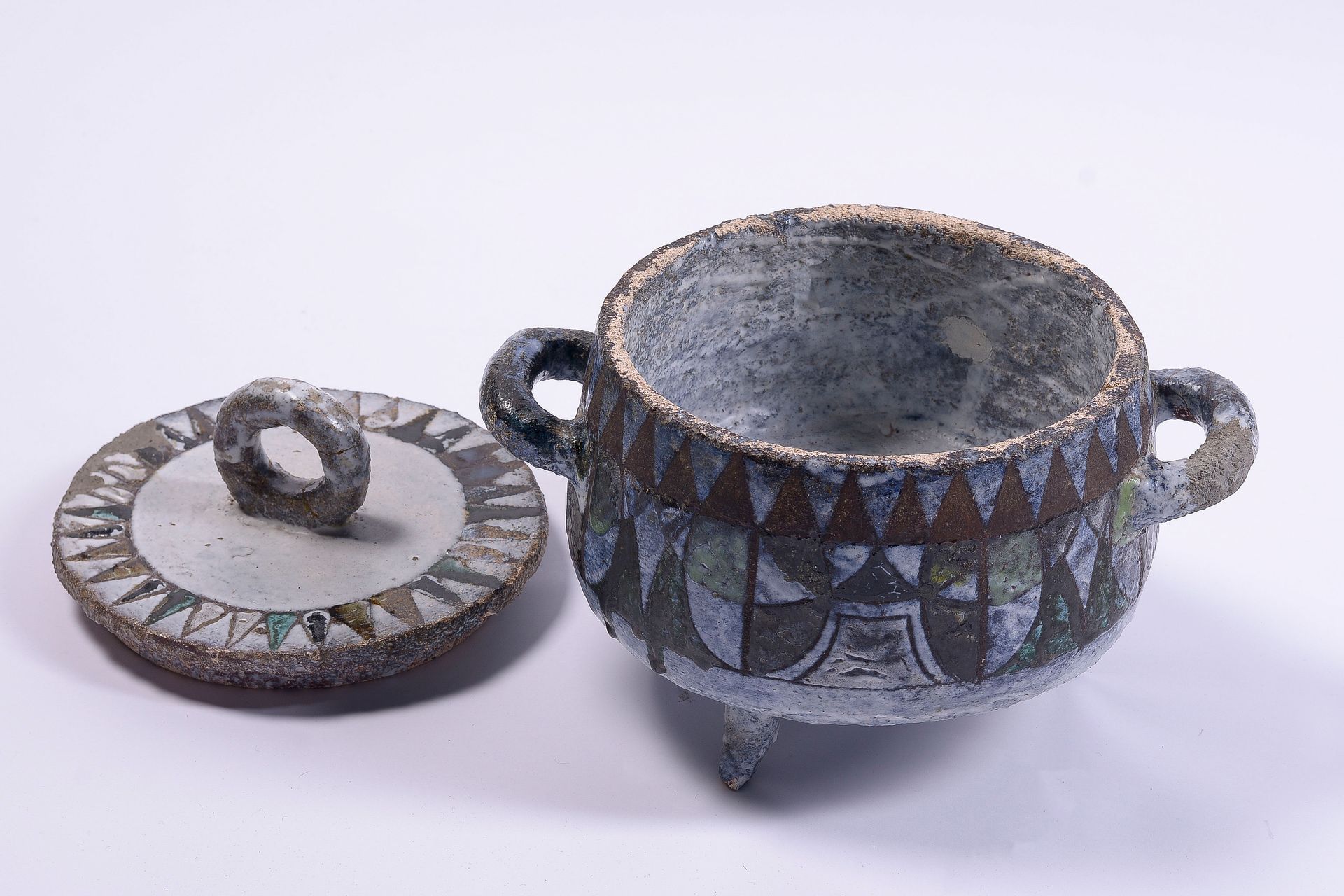 Null F. KOHLER, Vallauris. Olla de cerámica esmaltada con tapa de trípode y deco&hellip;
