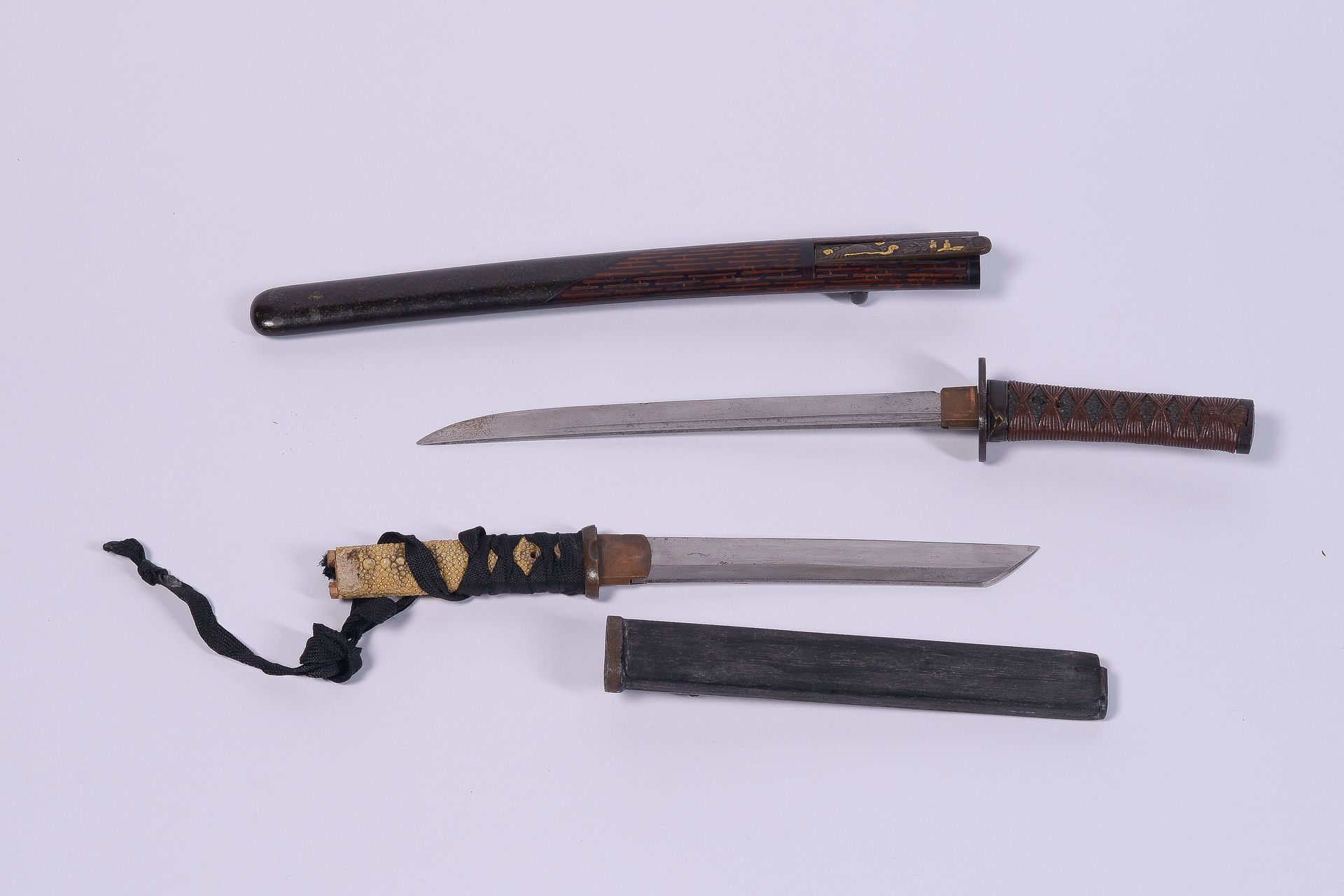 Null Dos Wakizashi, Japón, periodo Meiji o posterior

L : 55 cm y W : 39 cm

(Da&hellip;