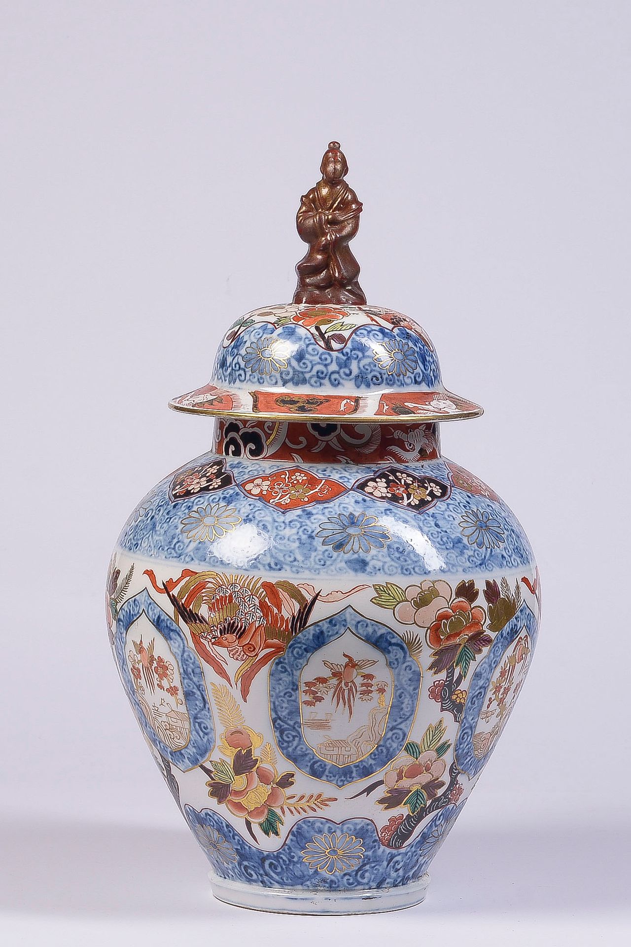 Null Large covered vase in polychrome and gilded porcelain in reserves of birds,&hellip;