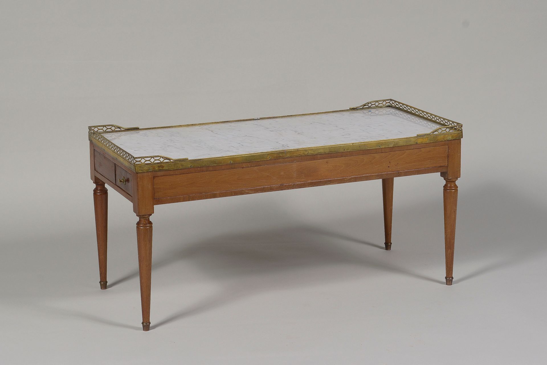 Null Tavolino rettangolare impiallacciato in mogano con piano in marmo bianco 

&hellip;