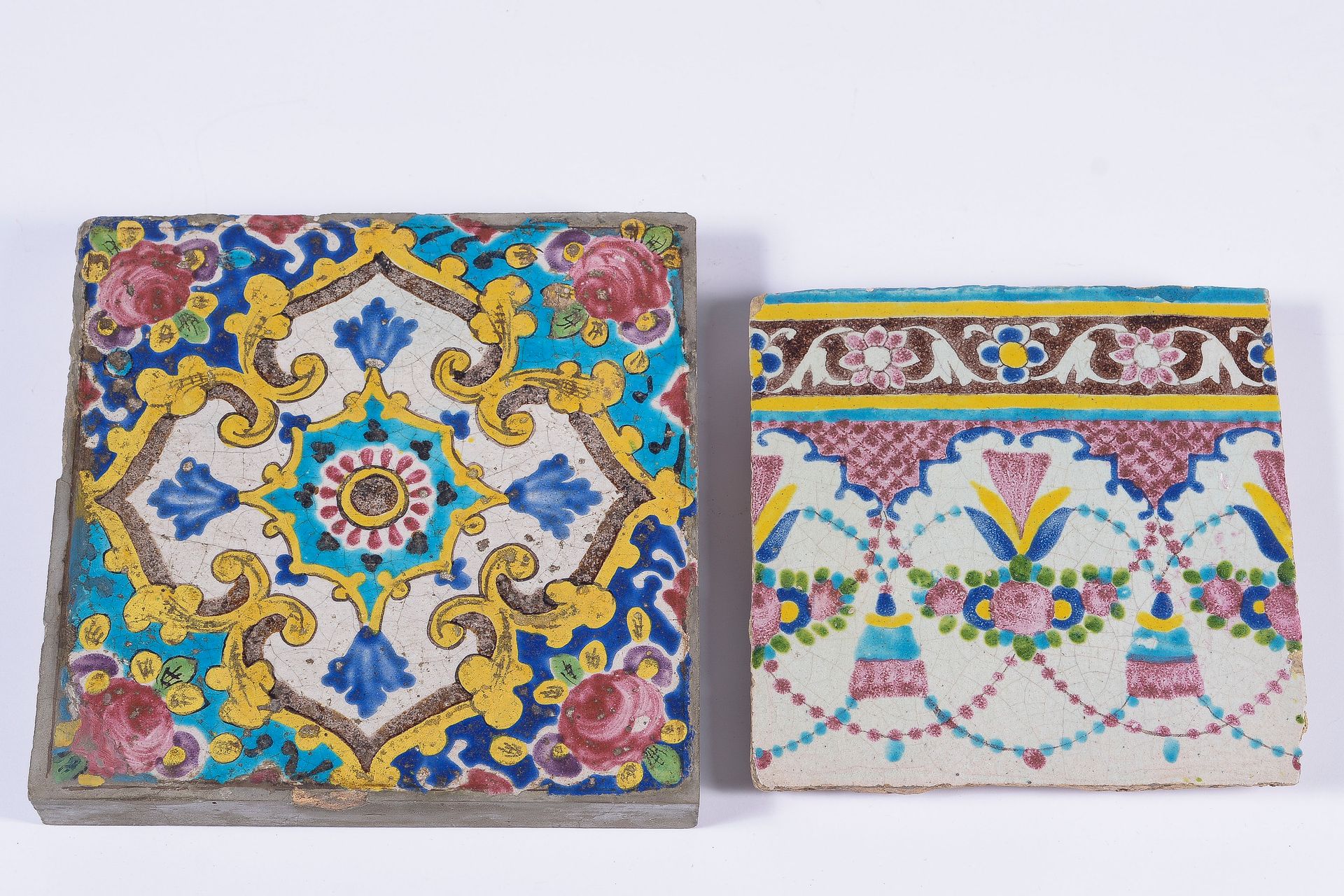 Null 珀斯

两块带多色装饰的陶土砖，玫瑰花与饰物

19世纪 

21x21厘米和25x25厘米