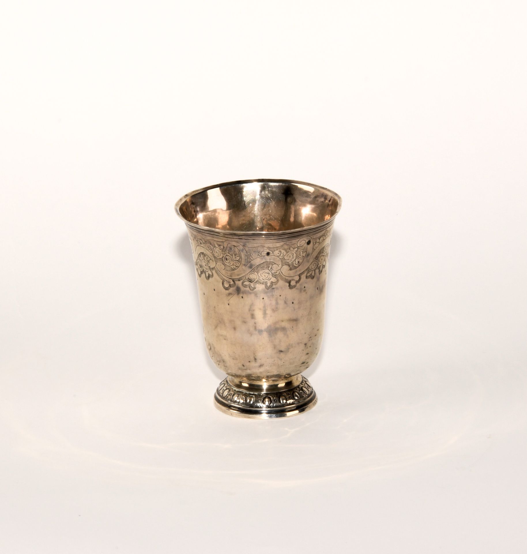 Null SENS, tulip-shaped silver kettledrum, upper part engraved with scrolls, ros&hellip;