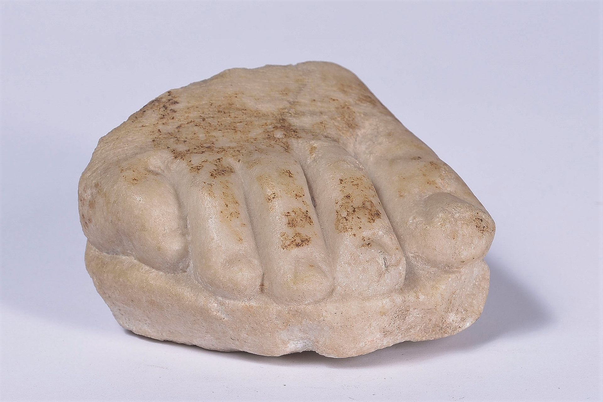 Null 右脚的碎片。 

白色大理石。 

罗马艺术。 

尺寸：6x 9,5厘米。 



提供：里昂私人收藏，前里昂Rebatel博士&hellip;