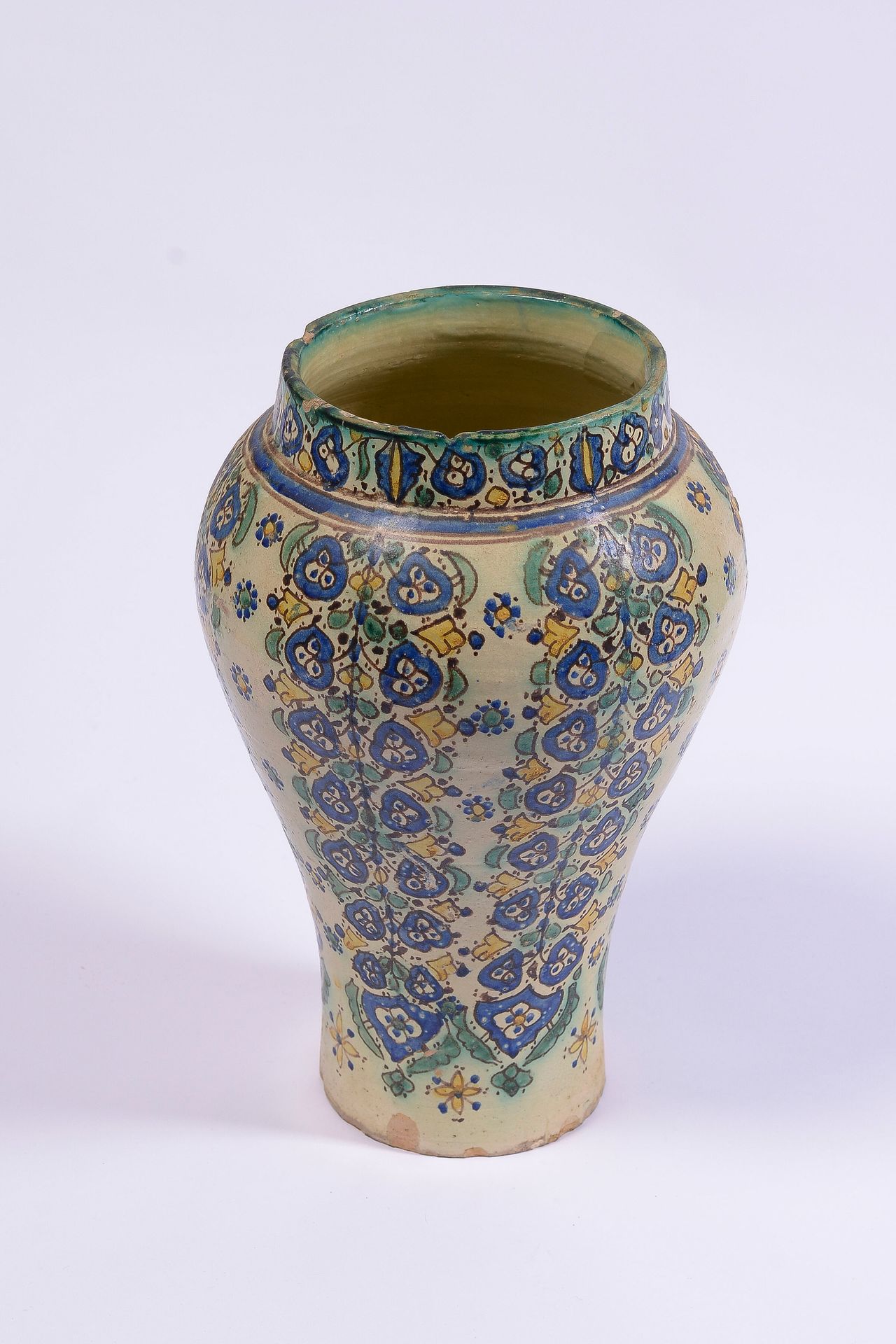 Null 大型陶瓷花瓶，带多色珐琅装饰的花卉卷轴

摩洛哥，20世纪

高：40厘米左右。

(事故，手柄丢失)
