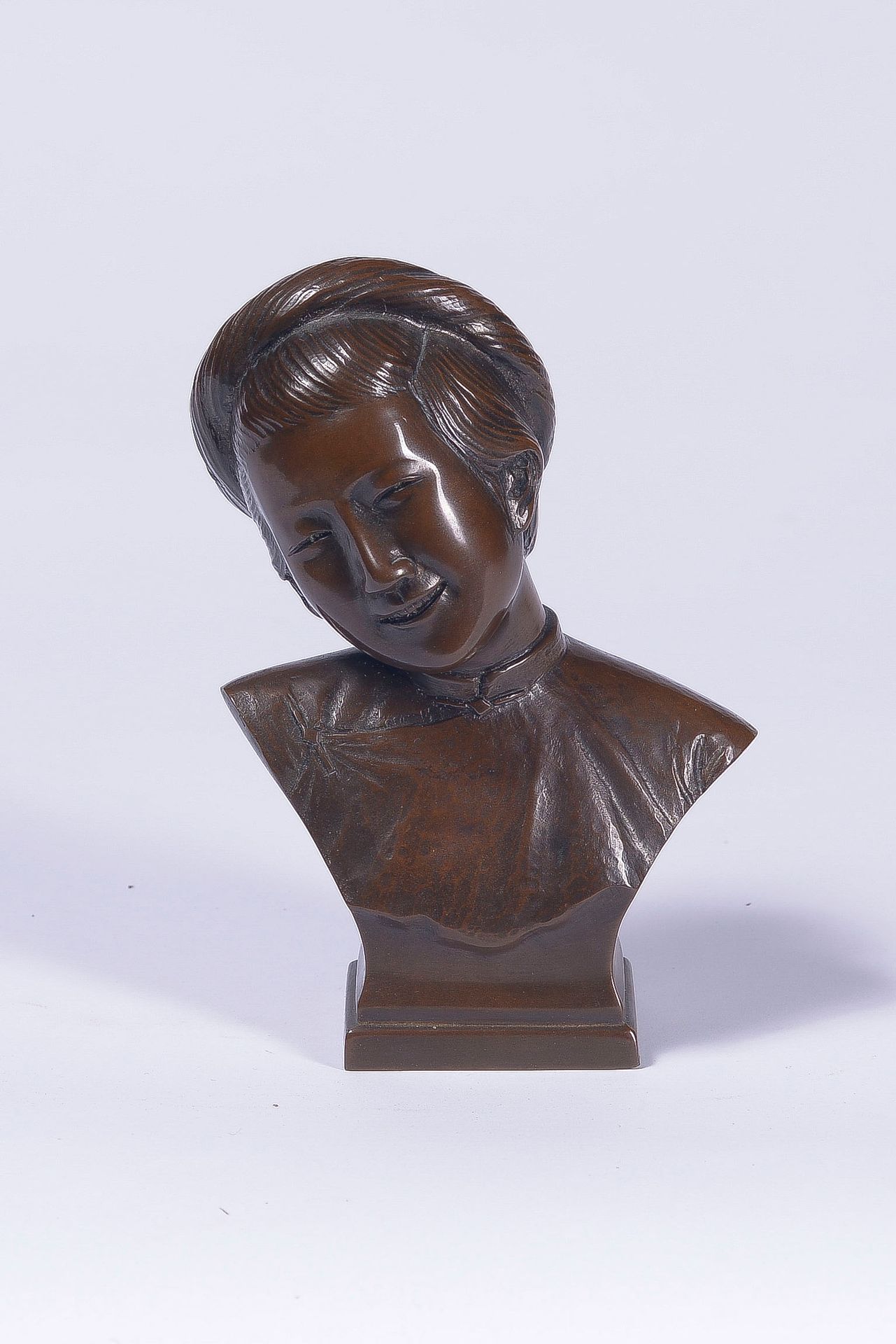 Null INDOCHINA. 

Busto de bronce de una mujer

Siglo XX

H : 16,5 cm