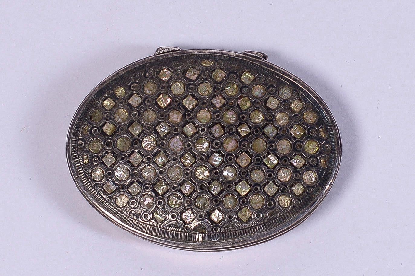 Null Elegante ovale Dose aus Silber, Schildpatt und Perlmutt, Deckel mit zwei Sc&hellip;