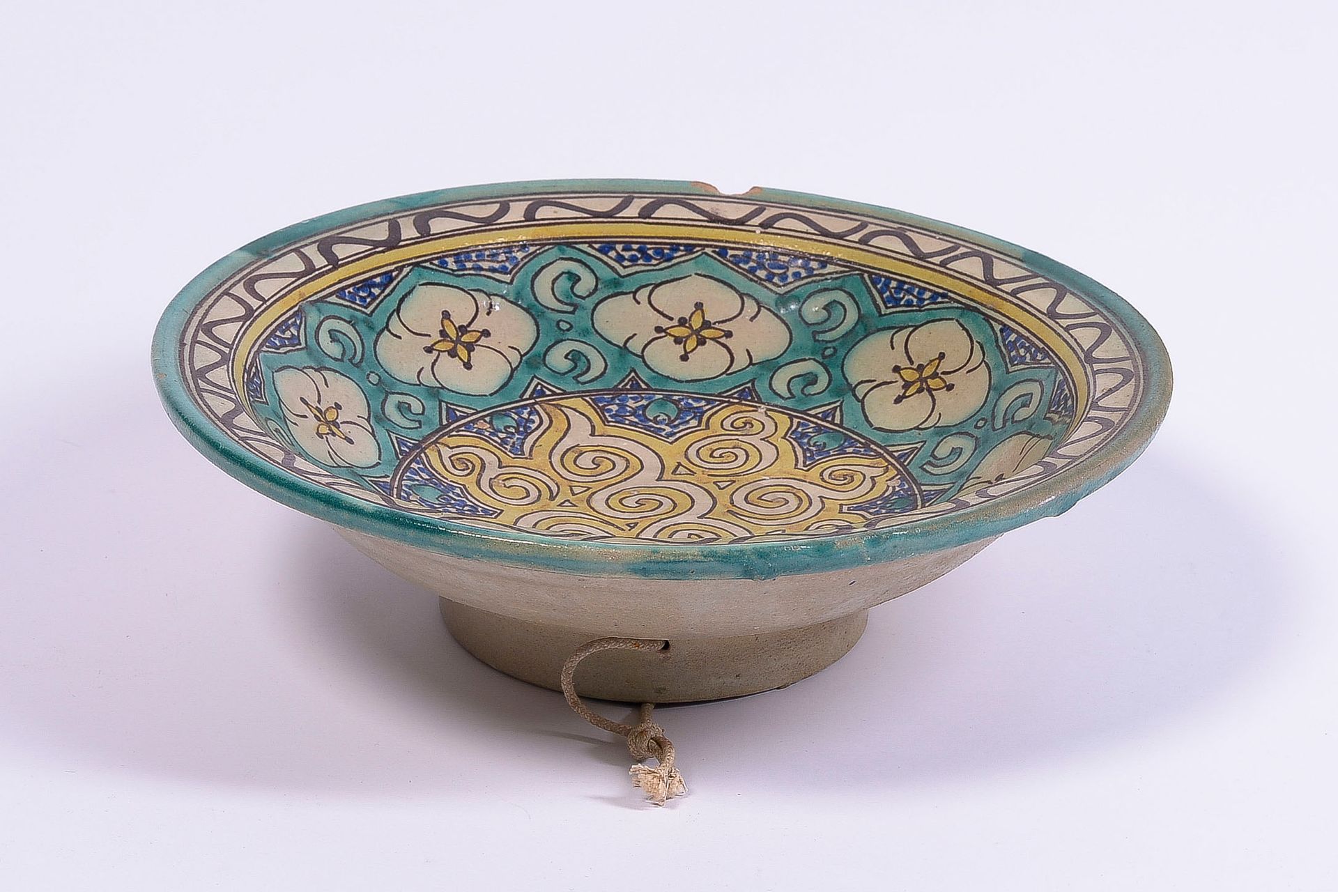 Null 装饰性的多色釉陶瓷盘。

摩洛哥，20世纪

直径：32厘米

(重要的是在边缘缺乏，珐琅质跳动)