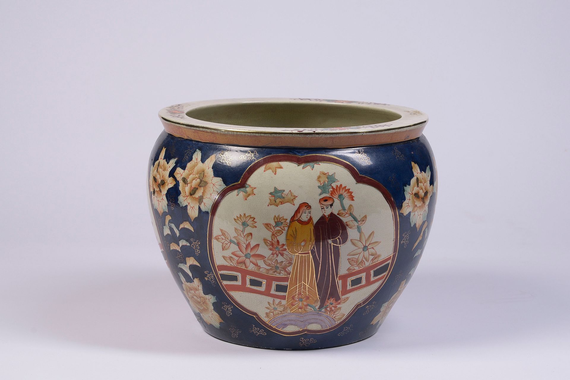 Null 一个大型的多色和镀金的瓷器罐，装饰着英勇的场景储备，里面装饰着裂纹背景上的战士。

中国，20世纪。

高：26厘米；直径：31.5厘米

(装饰有轻&hellip;