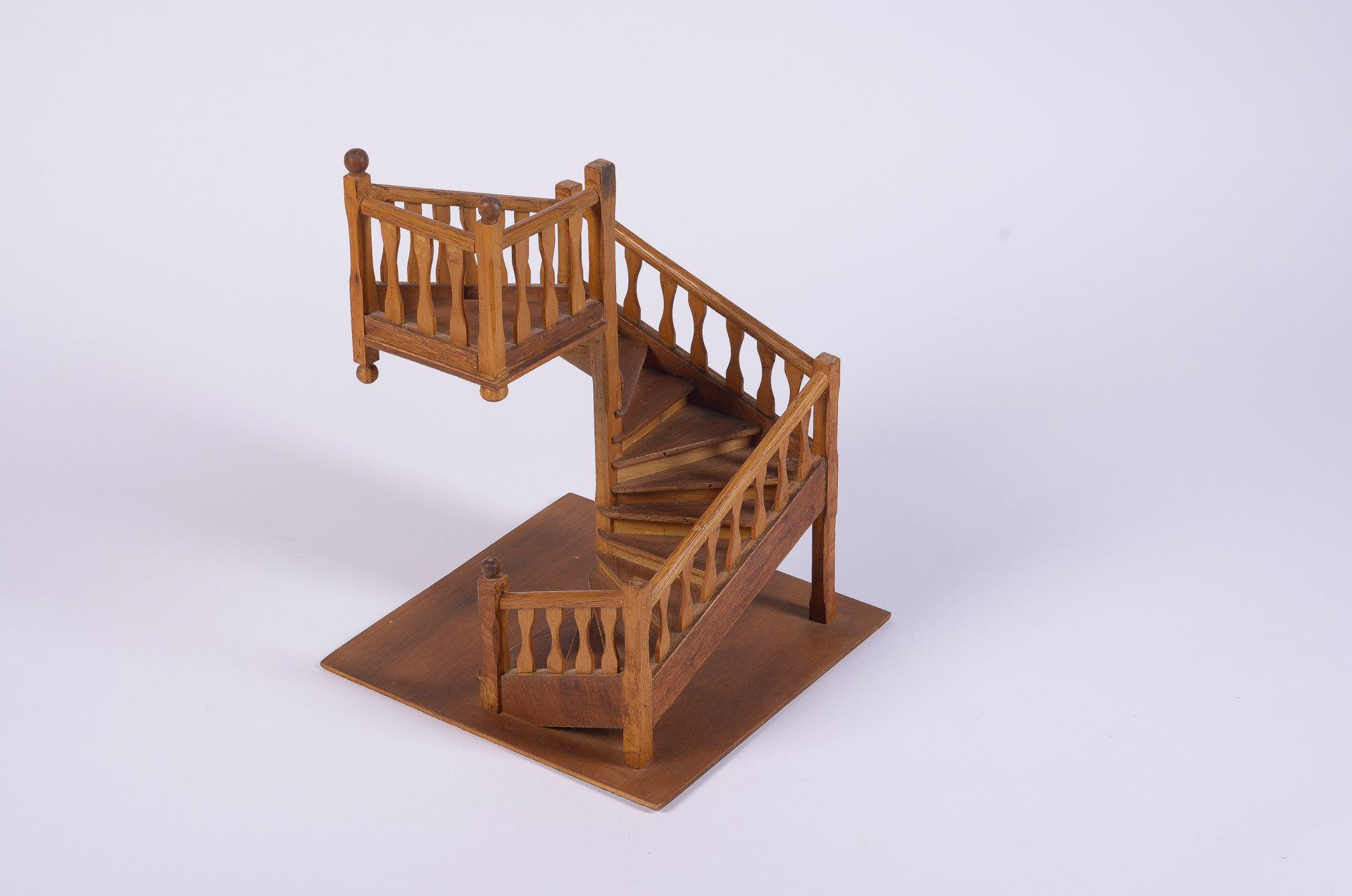 Null 木制旋转楼梯模型，14个台阶，栏杆，带球的柱子，约1960-1970年

H.32厘米，长24.5厘米，宽24厘米

(缺少四个球)



专家：米歇&hellip;